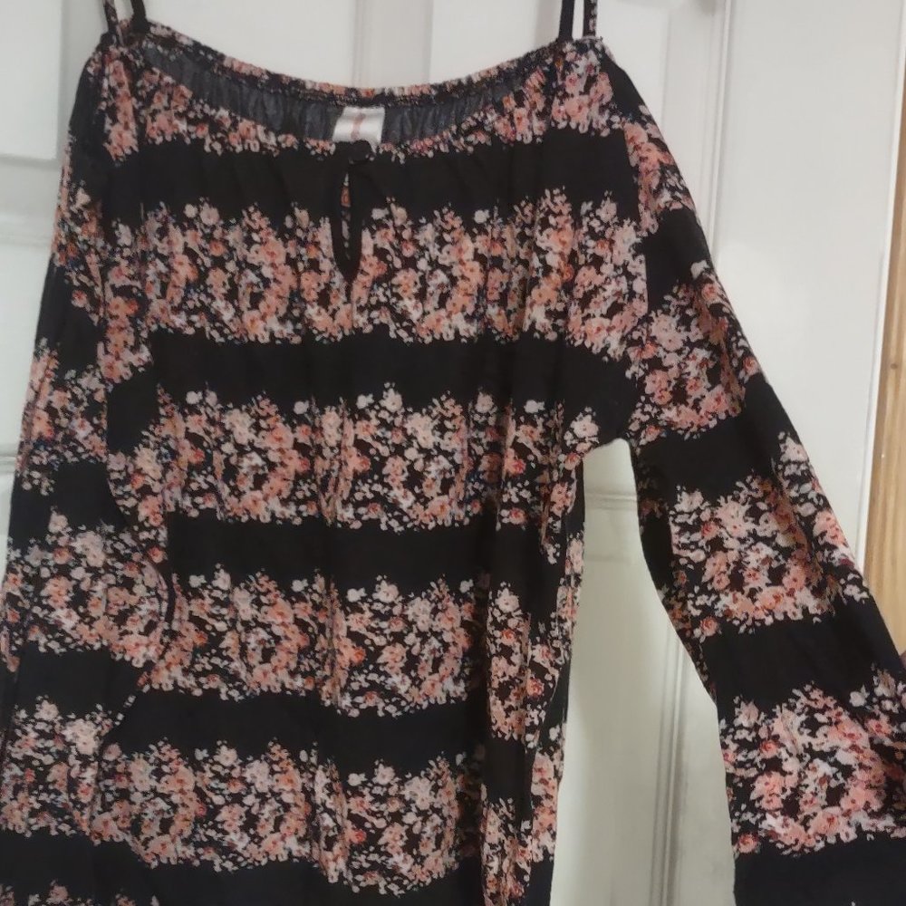 multicolor gauzy top with cold shoulder design from NO BOUNDARIES size XL/15-17